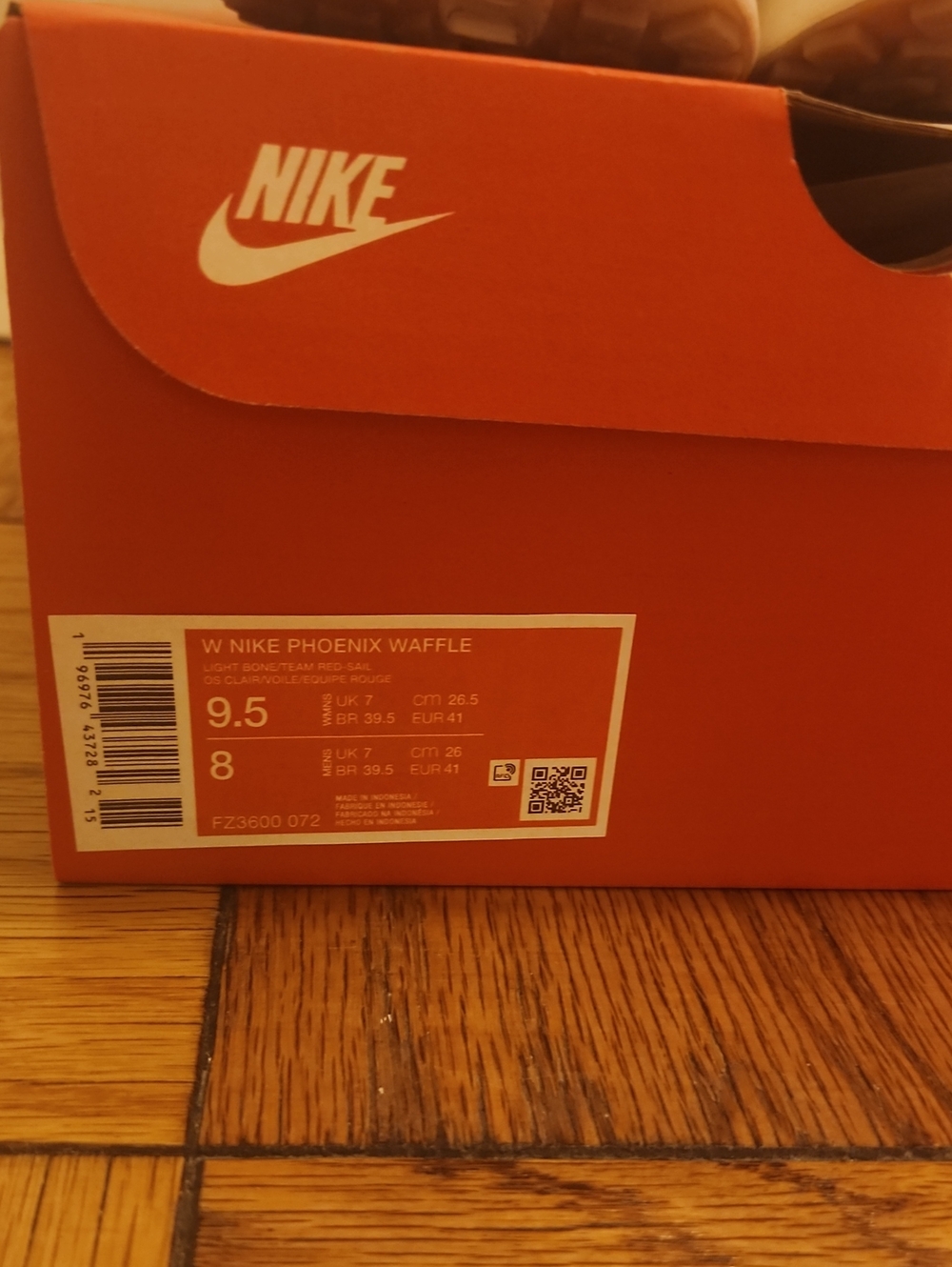 PRELOVED Nike White Sneakers with Burgundy Swoosh and Navy Lining - Picture 4 of 5